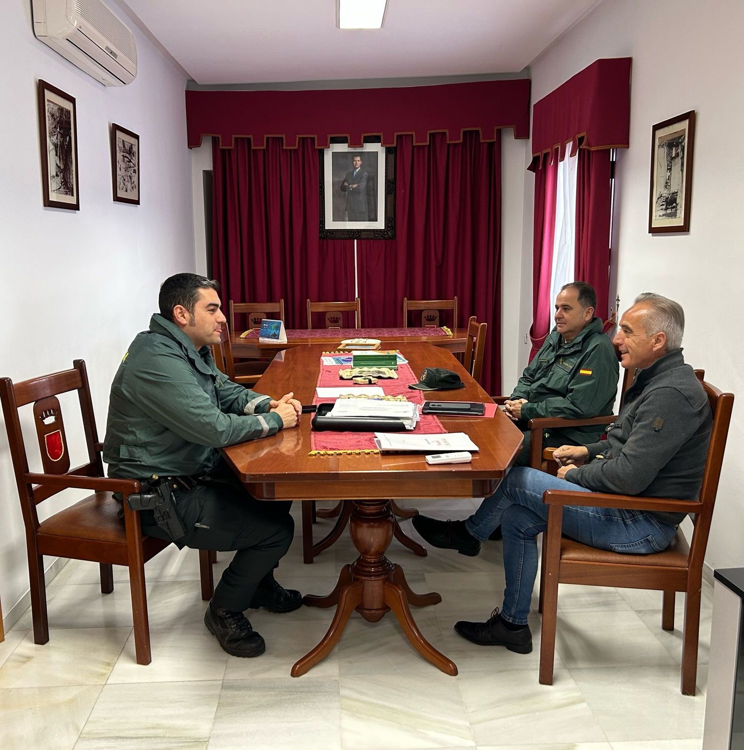 REUNIÓN DEL ALCALDE CON LA GUARDIA CIVIL EN EL AYUNTAMIENTO