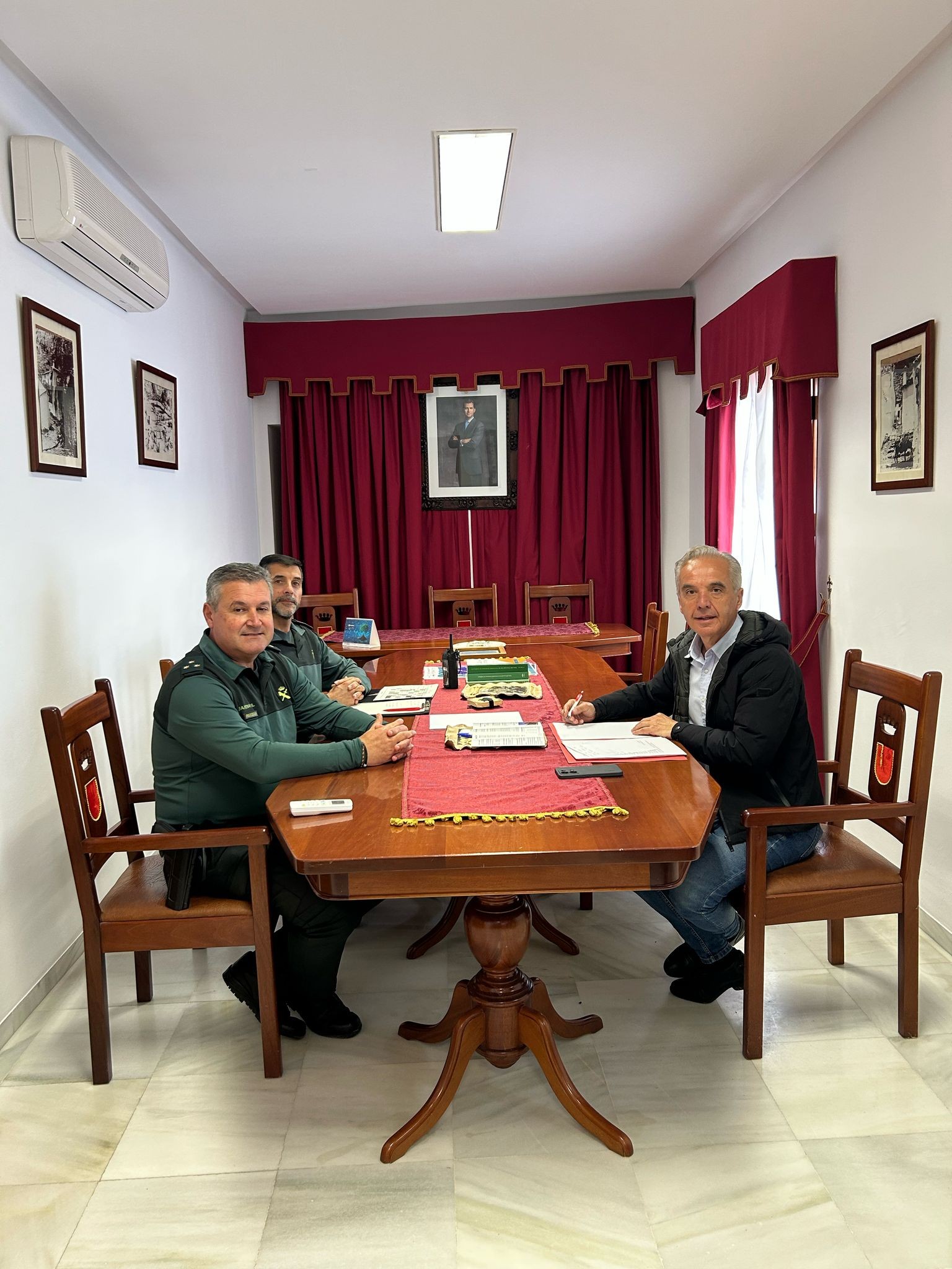 REUNIÓN DEL ALCALDE CON LA GUARDIA CIVIL EN EL AYUNTAMIENTO