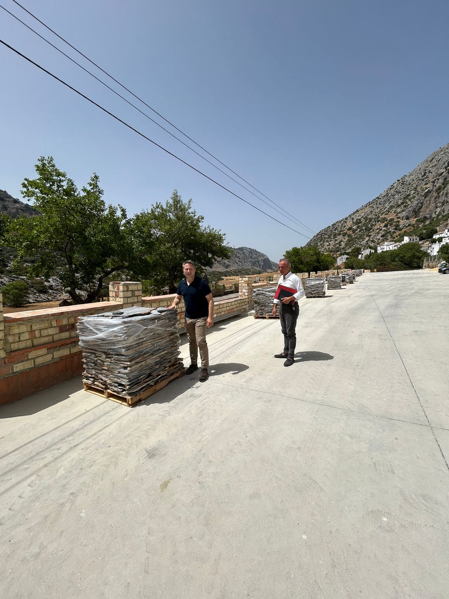 CONTINÚAN LAS OBRAS DEL NUEVO APARCAMIENTO MUNICIPAL DE VILLALUENGA 