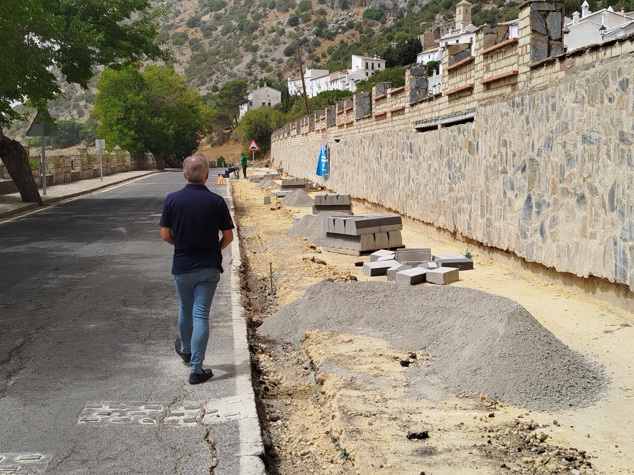 LA CONSTRUCCIÓN DEL NUEVO PASEO SALUDABLE EN VILLALUENGA SIGUE AVANZANDO