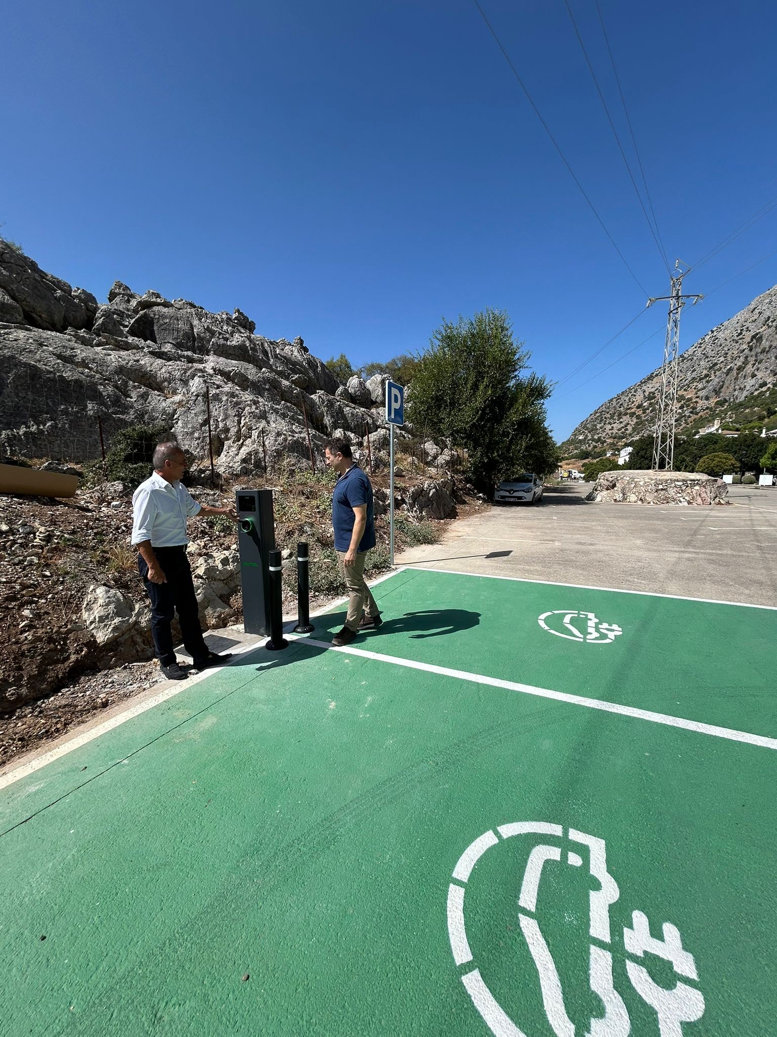 INSTALACIÓN DE DOS PUNTOS DE RECARGA PARA VEHÍCULOS ELÉCTRICOS