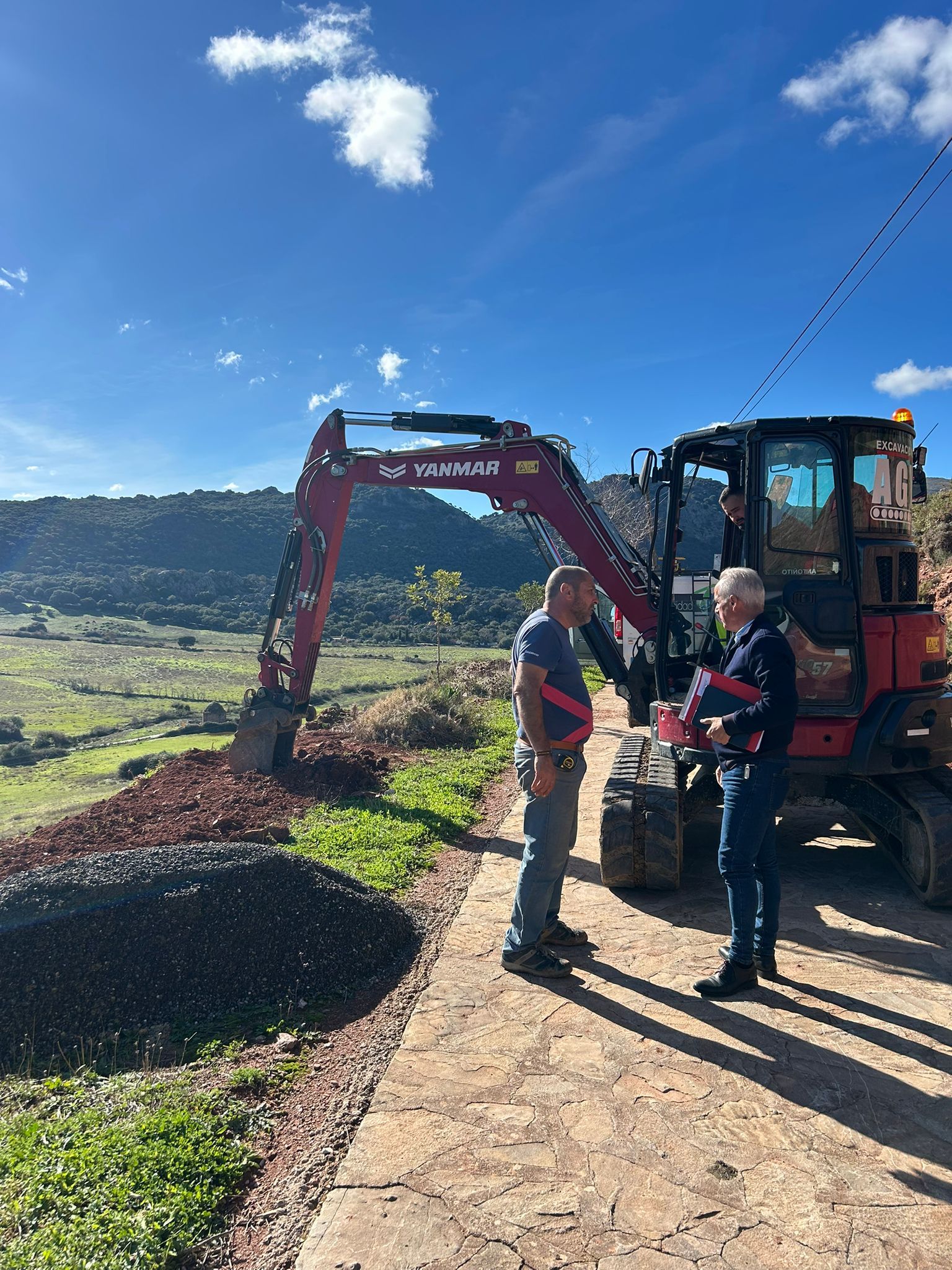 NUEVA INSTALACIÓN DE FAROLAS FOTOVOLTAICAS EN EL PASEO DE LA GLORIETA