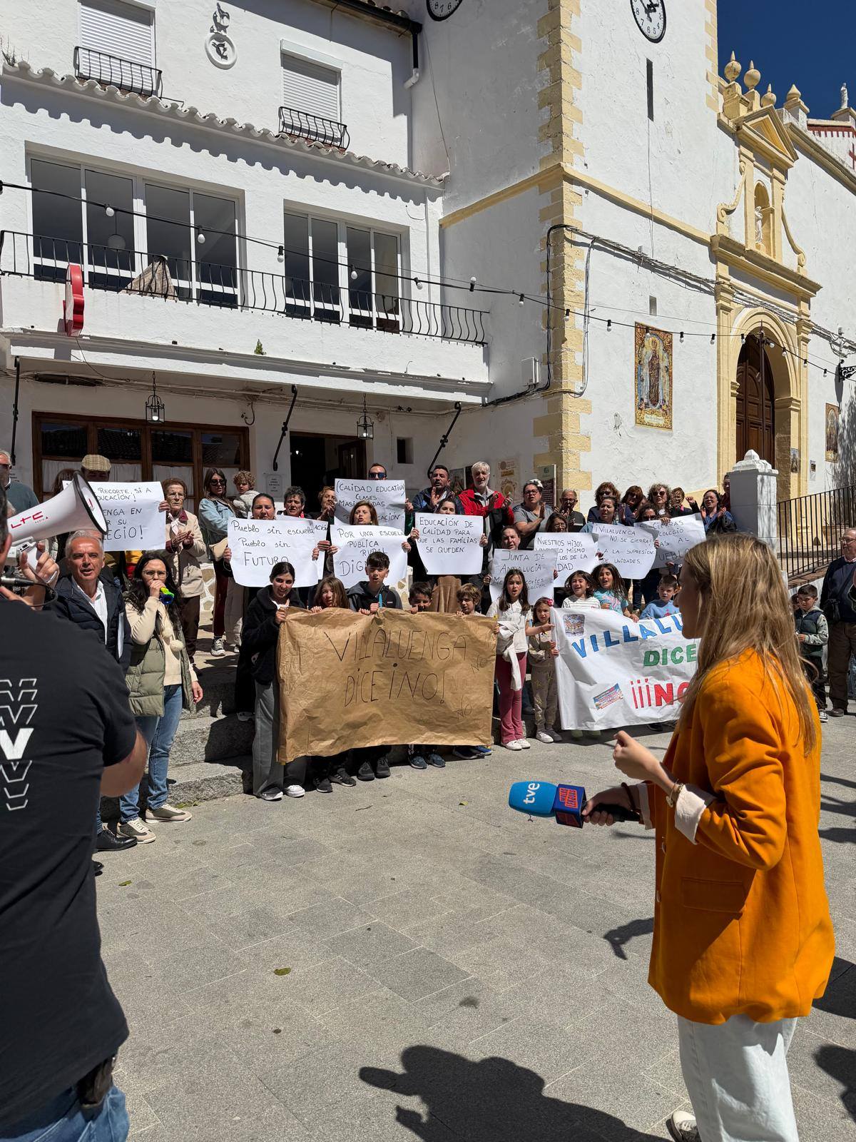 CONCENTRACIÓN EN VILLALUENGA DEL ROSARIO POR UNA EDUCACIÓN DIGNA: NO A LOS RECORTES EN EDUCACIÓN