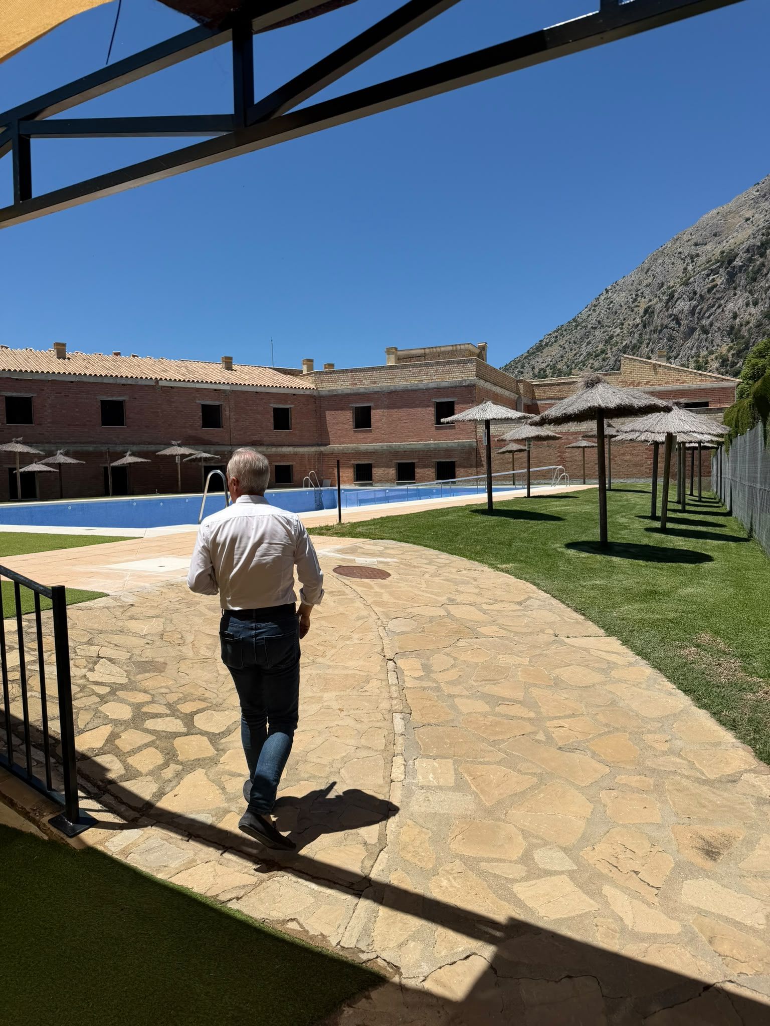 EL AYUNTAMIENTO DE VILLALUENGA DEL ROSARIO ULTIMA LOS PREPARATIVOS PARA LA APERTURA DE LA PISCINA MUNICIPAL