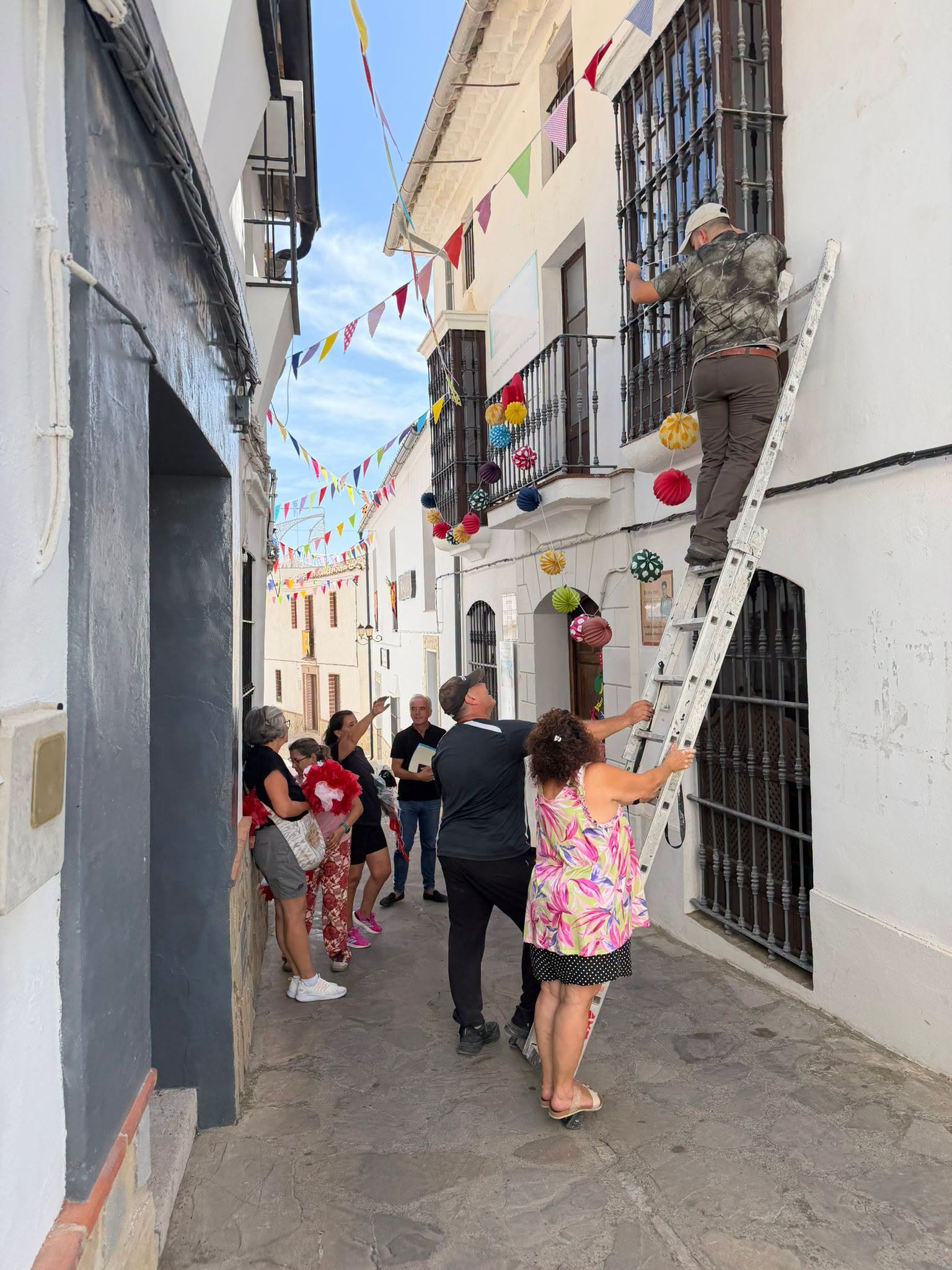 LAS CALLES DE LA FERIA DE VILLALUENGA SE LLENAN DE COLOR GRACIAS A LA COLABORACIÓN DE VECINOS Y VECINAS