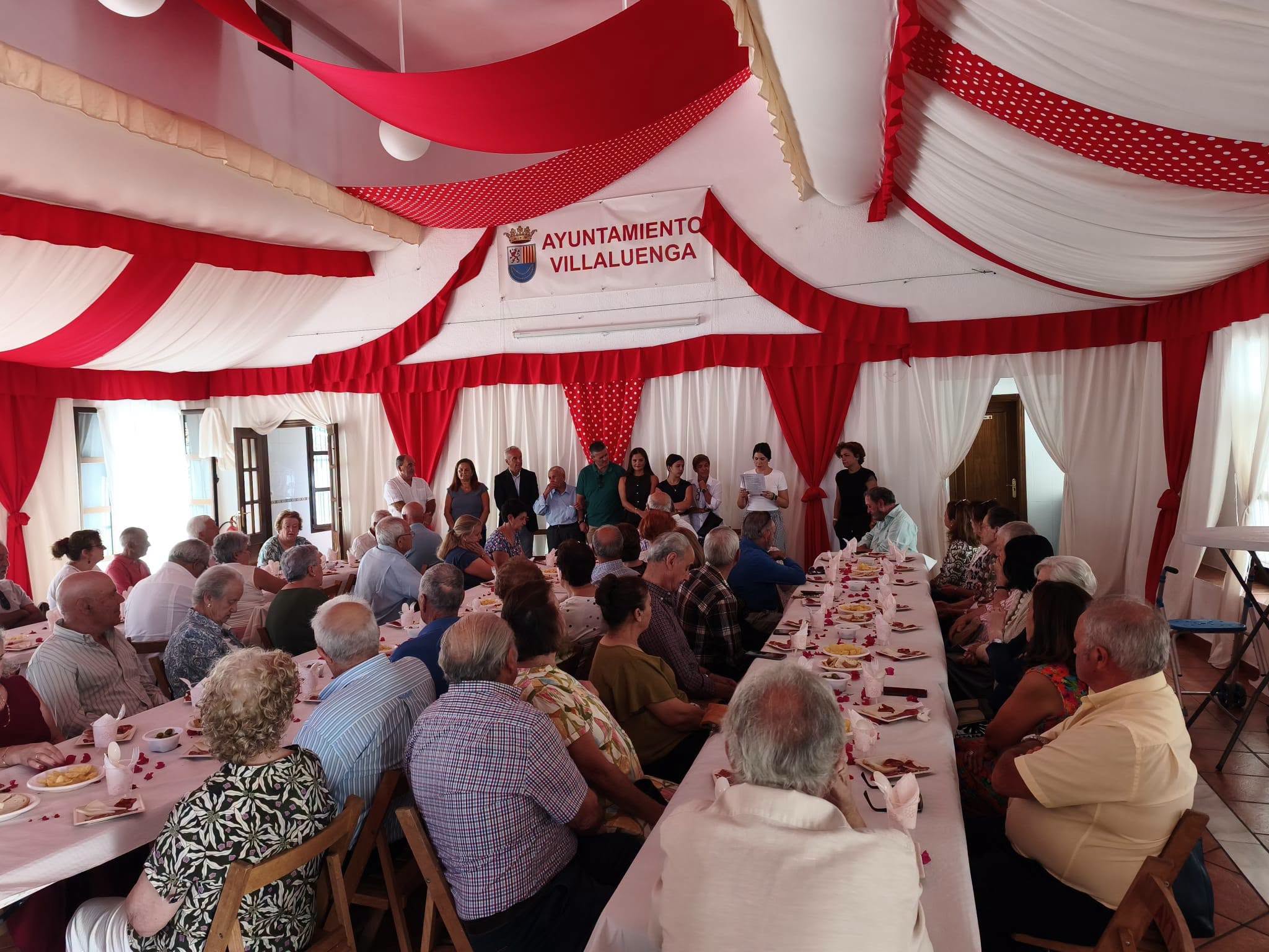 CELEBRACIÓN DEL DÍA DEL MAYOR EN VILLALUENGA DEL ROSARIO CON HOMENAJE AL MAYOR DEL PUEBLO